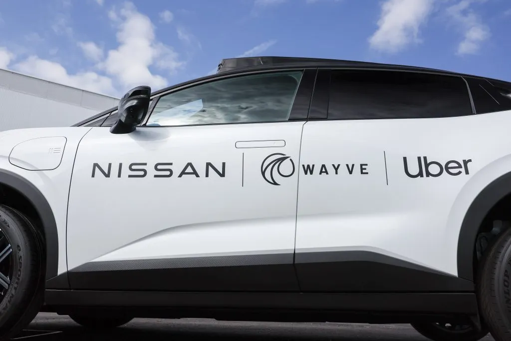 Wayve・Nissan・Uberが東京で進めるロボタクシー実証車両