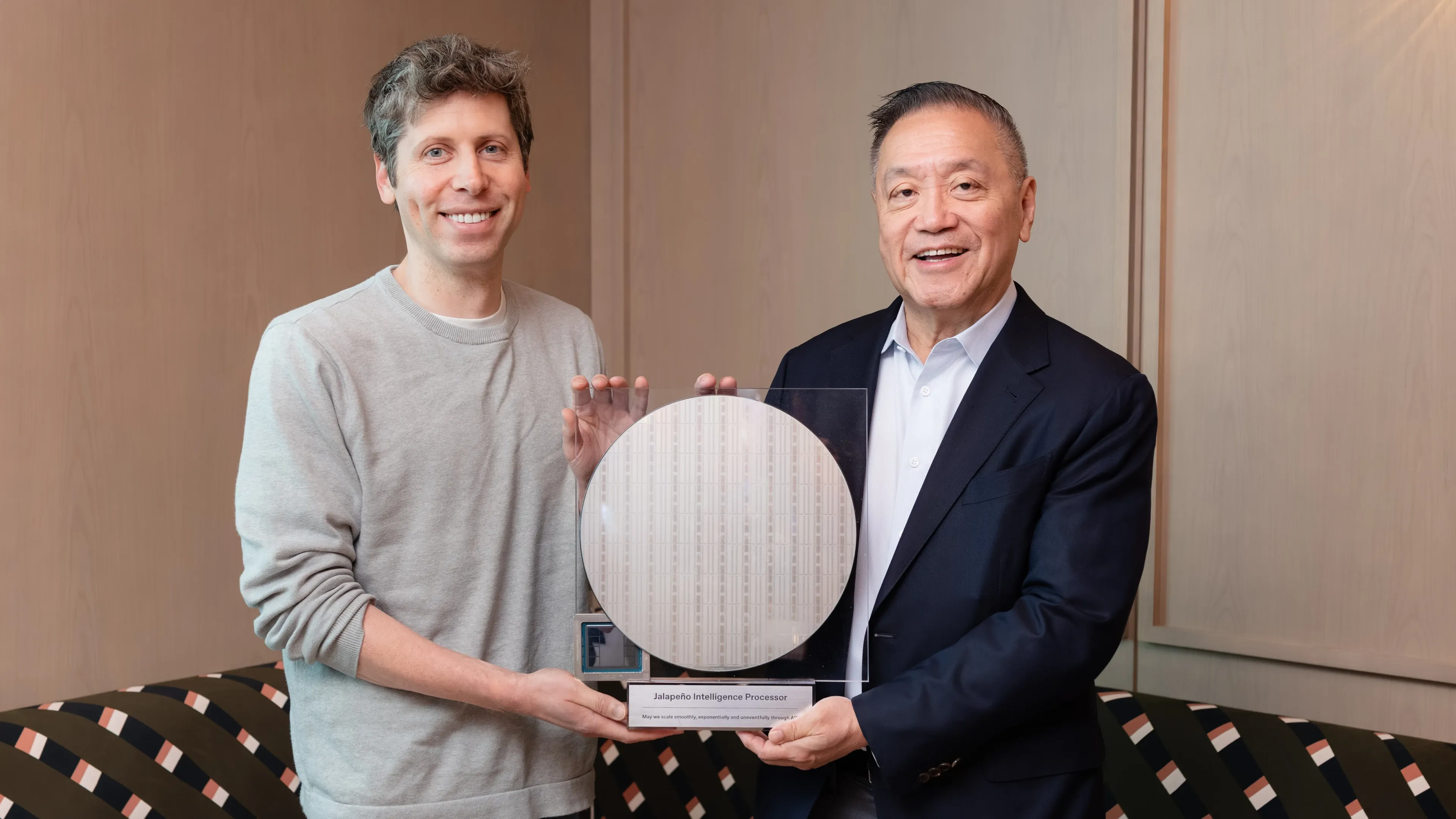 OpenAI Sam AltmanとBroadcom Hock TanがJalapeñoチップを披露する場面