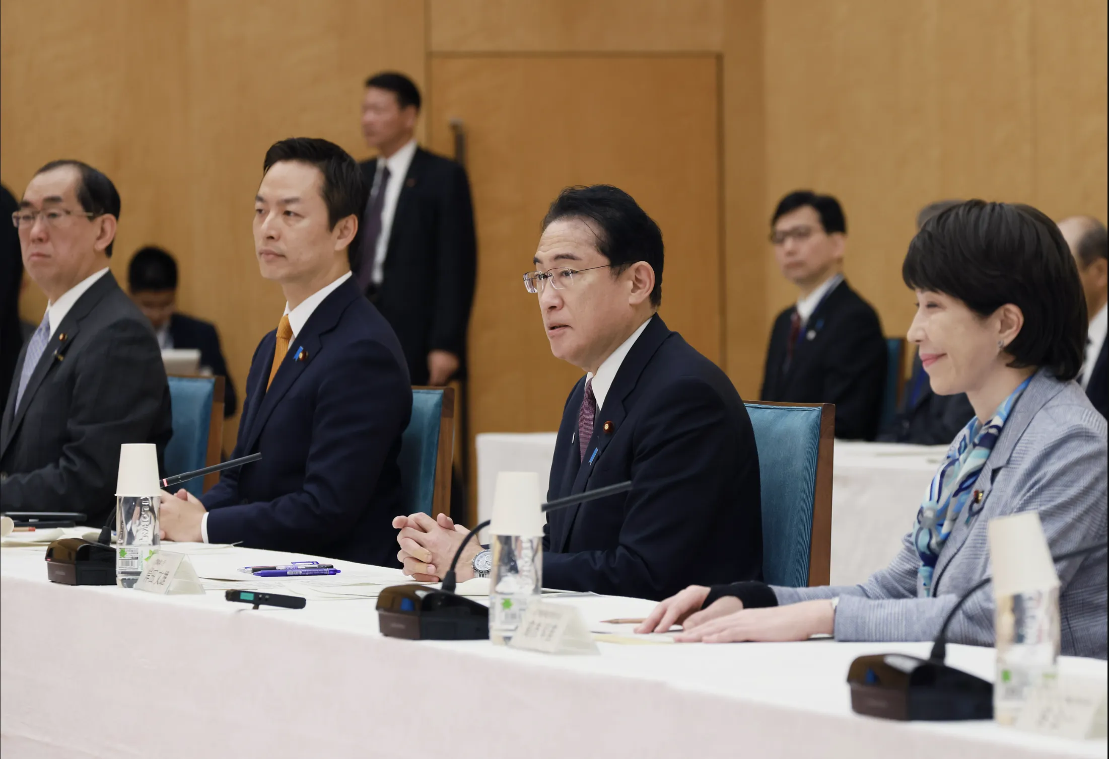 岸田総理主導の第1回AI戦略会議: ポテンシャルとリスクの議論から始まる新たな展開
